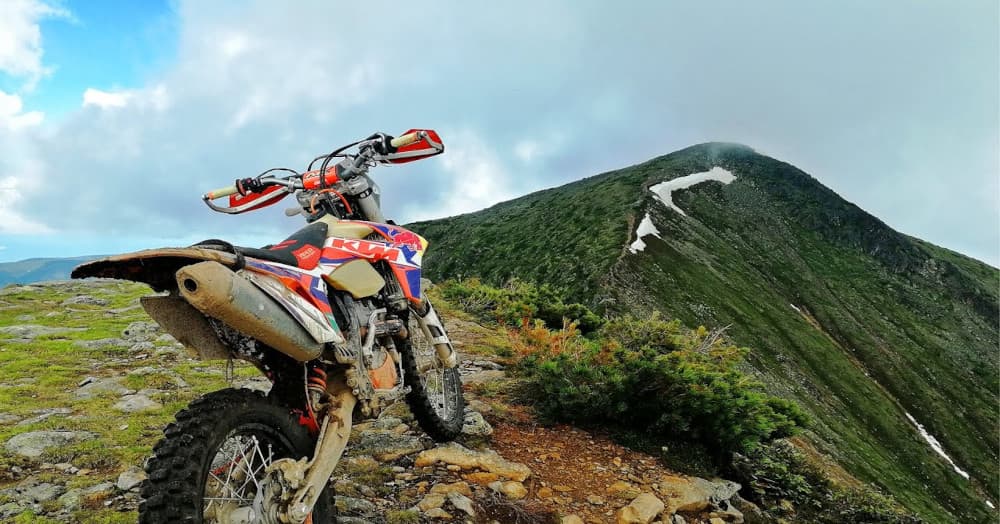 Эндуро-тур на мотоцикле по горной тропе в Абхазии с видом на море